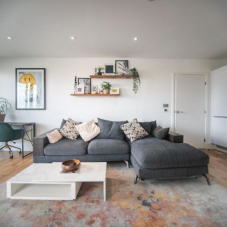 Stunning Riverside View Apartment, Near Canary Wharf & O2 ลอนดอน ภายนอก รูปภาพ