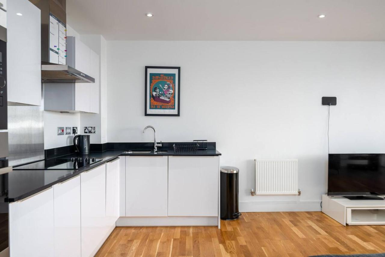 Stunning Riverside View Apartment, Near Canary Wharf & O2 ลอนดอน ภายนอก รูปภาพ