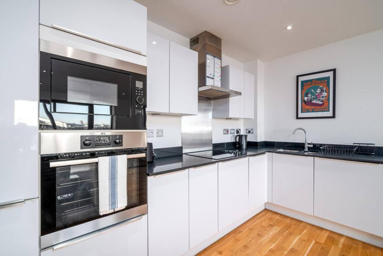 Stunning Riverside View Apartment, Near Canary Wharf & O2 ลอนดอน ภายนอก รูปภาพ