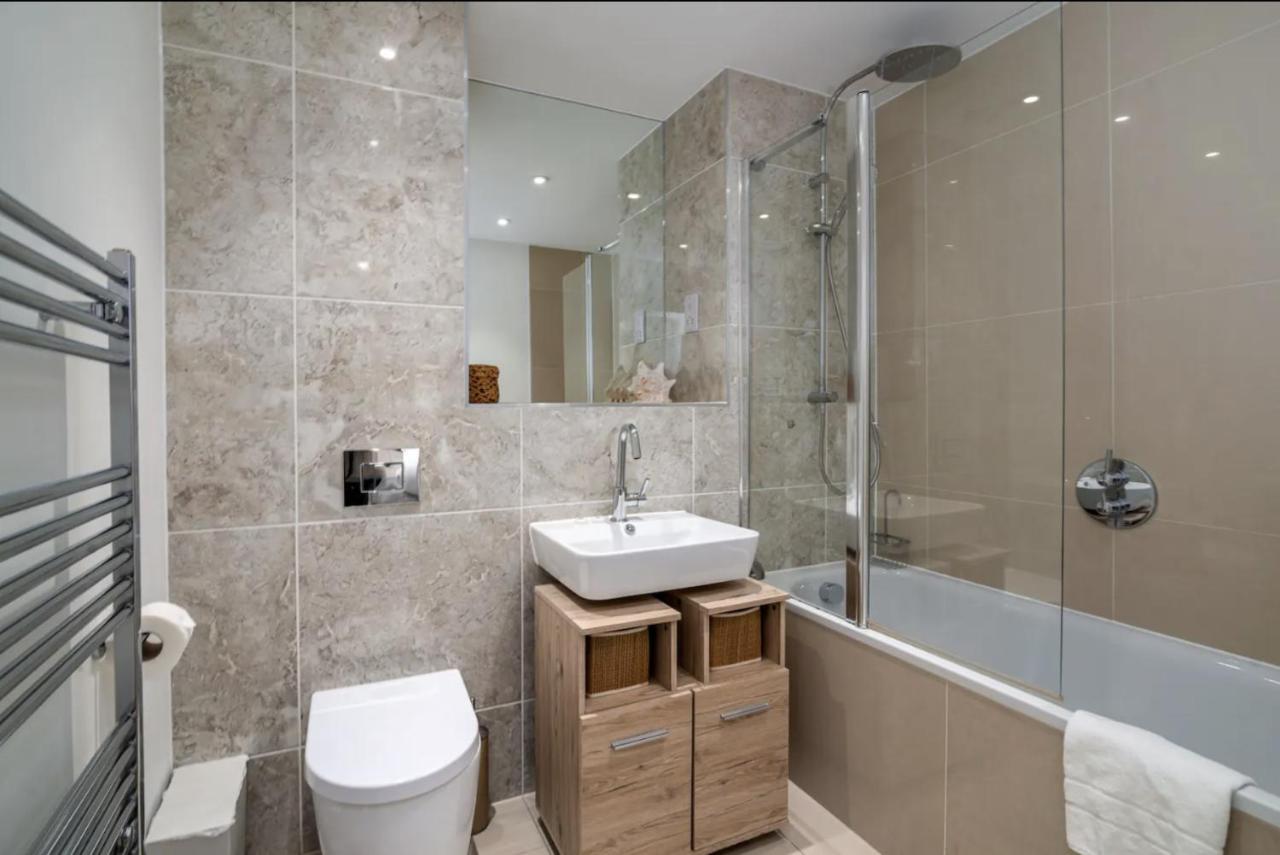 Stunning Riverside View Apartment, Near Canary Wharf & O2 ลอนดอน ภายนอก รูปภาพ