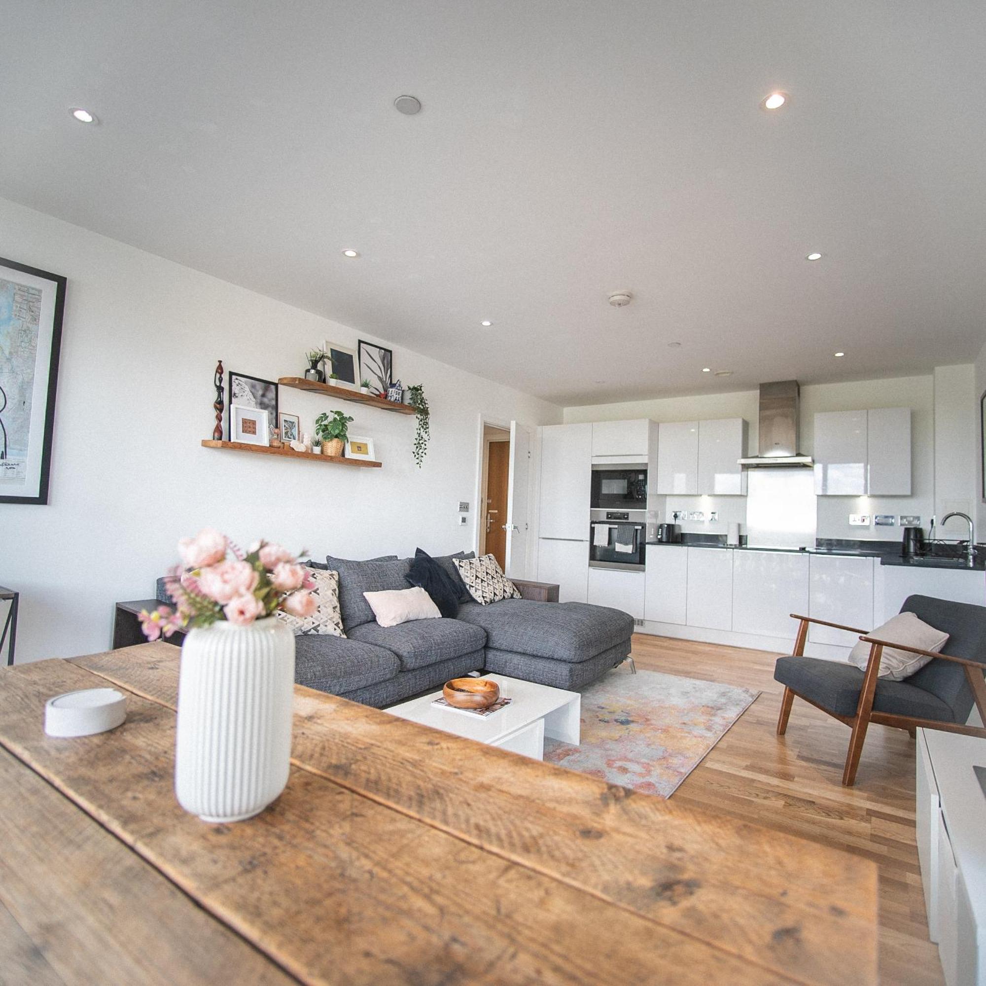 Stunning Riverside View Apartment, Near Canary Wharf & O2 ลอนดอน ภายนอก รูปภาพ