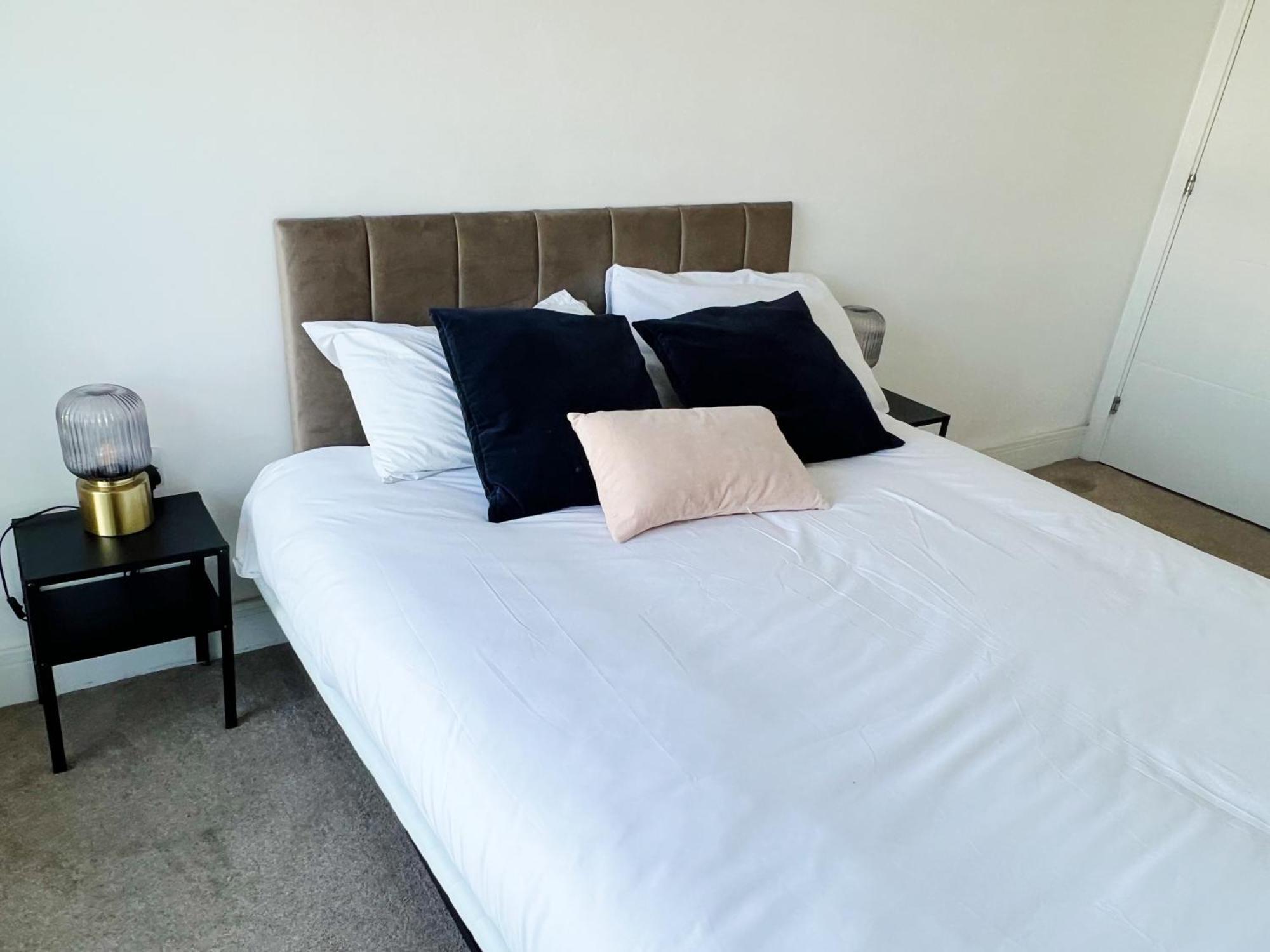 Stunning Riverside View Apartment, Near Canary Wharf & O2 ลอนดอน ภายนอก รูปภาพ