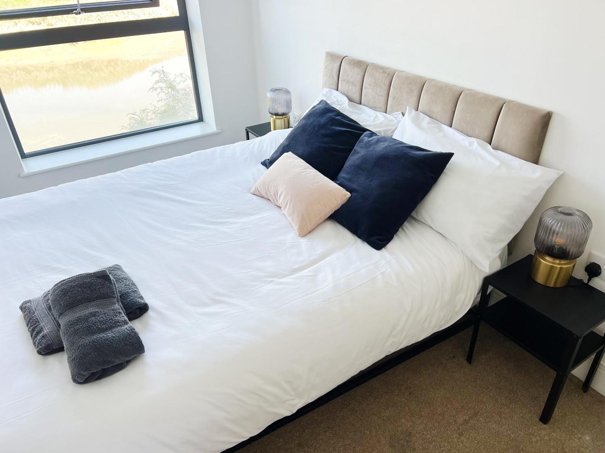 Stunning Riverside View Apartment, Near Canary Wharf & O2 ลอนดอน ภายนอก รูปภาพ